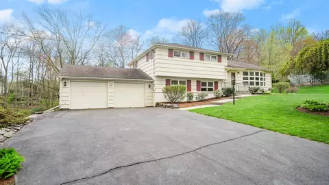 44 Geraldine Cir, Trumbull, CT 06611