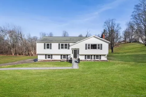 16 Coach Dr, Brookfield, CT 06804