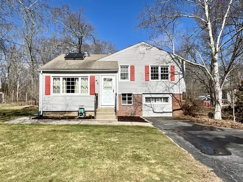24 Larchmont Ter, Mystic, CT 06355