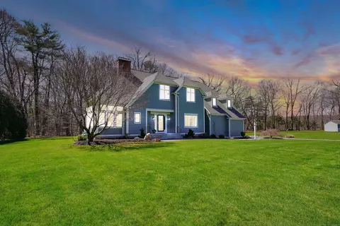 5 Newbury Ct, Simsbury, CT 06070