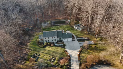 29 Kenilworth Dr, Clinton, CT 06413