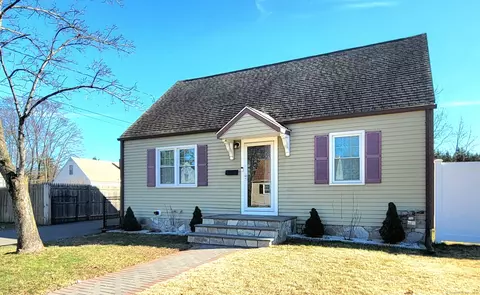 18 Bayberry Dr, Bristol, CT 06010