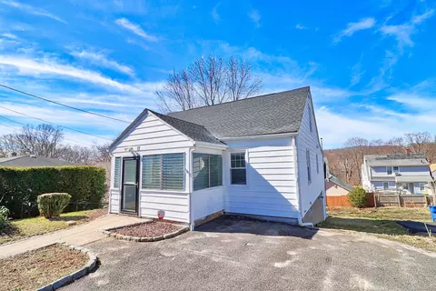 17 Bronx Ave, Waterbury, CT 06705