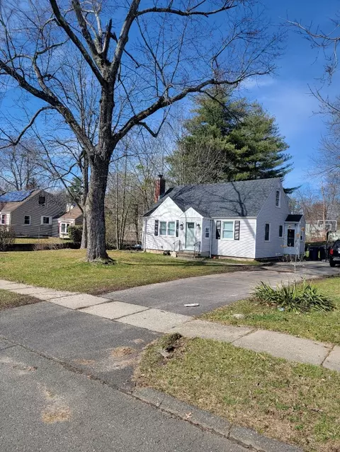 32 Scarborough Rd, Windsor, CT 06095