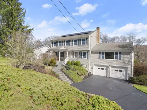 125 Canterbury Ln, Fairfield, CT 06825
