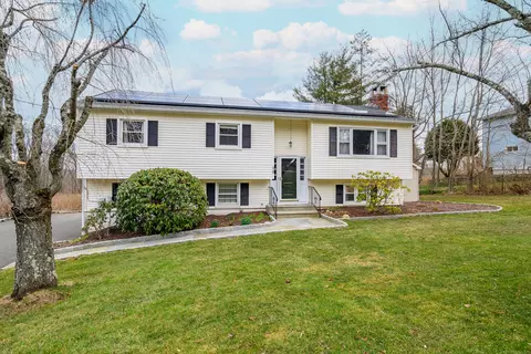 15 Macbean Dr, New Fairfield, CT 06812