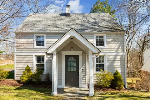 25 Sleepy Hollow Ln, Stamford, CT 06907