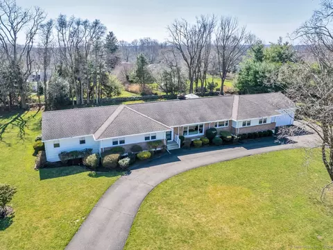 19 Weathervane Dr, Easton, CT 06612