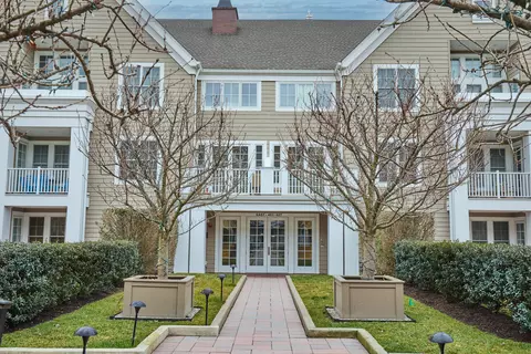 77 Havemeyer Ln #415, Stamford, CT 06902