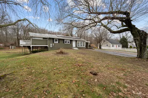 58 Old Norwich Rd, Waterford, CT 06375