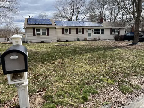 8 Whitewood Rd, Clinton, CT 06413