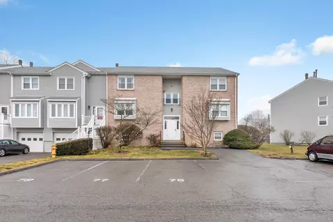77 Carriage Dr #77, Milford, CT 06460
