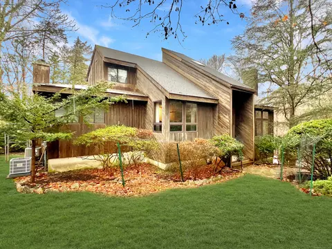 34 Pony Trail Rd, Stamford, CT 06903