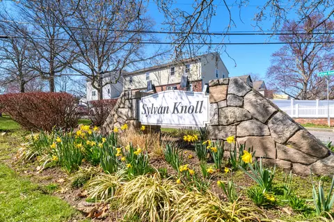 401 Sylvan Knoll Rd, Stamford, CT 06902