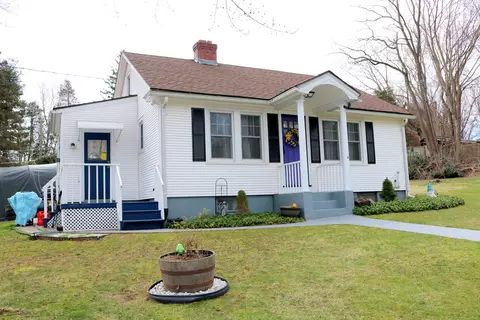 4 Grove Ter, Portland, CT 06480