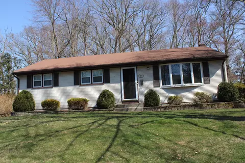 15 Rosanne St, Enfield, CT 06082