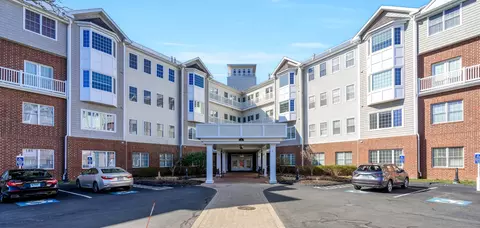 1 King Philip Dr #211, West Hartford, CT 06117