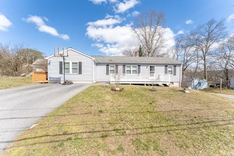 16 Dudley St, Putnam, CT 06260