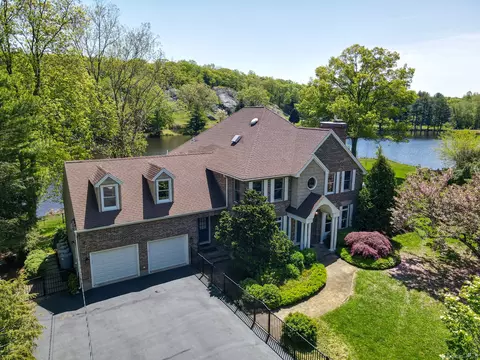 953 Hoop Pole Rd, Guilford, CT 06437
