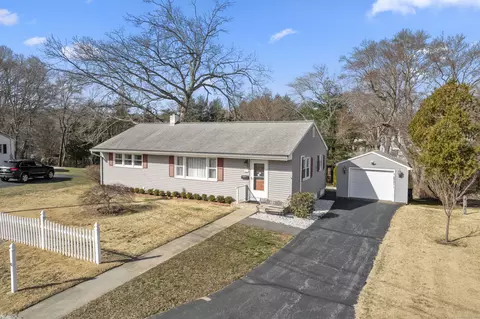 12 Graham St, Waterford, CT 06385