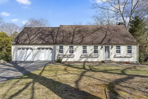 10 Stone Cliff Dr, East Lyme, CT 06357
