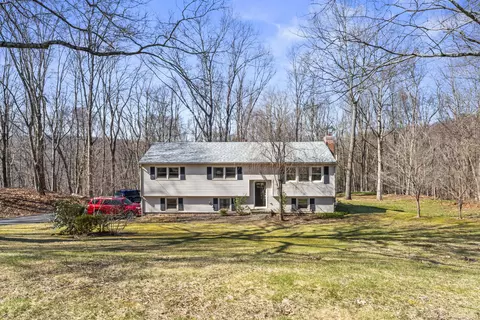 14 Deerfield Dr, Newtown, CT 06482