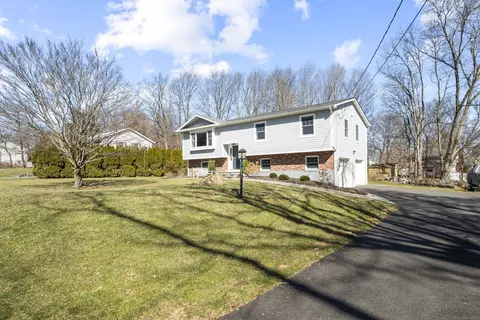 1 Robinhood Rd, Danbury, CT 06811