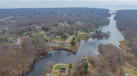 6 Jonathan Law Ct, Waterford, CT 06385