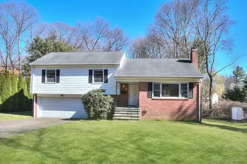 8 Old Lantern Pl, Norwalk, CT 06851