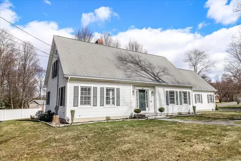 40 Dorothy Dr, Middlebury, CT 06762