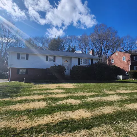155 Braeside Dr, Hamden, CT 06514