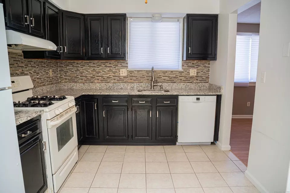 55 Thompson St 11H, East Haven, CT 06513 16 Photos Movoto