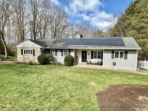 137 Willow Crest Dr, Hamden, CT 06518