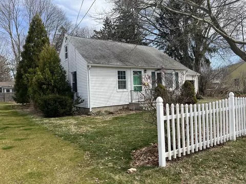 8 Maplewood Dr, Clinton, CT 06413