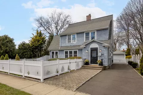 142 Oldfield Rd, Fairfield, CT 06824