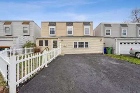 2 Inverness Sq, Middletown, CT 06457