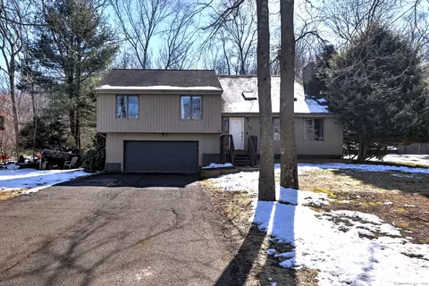 72 Hideaway Ln, Hamden, CT 06518