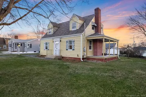 55 Chapman St, Groton, CT 06340