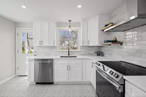 8 Teakettle Pl, Norwalk, CT 06850