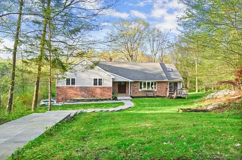 14 Obtuse Rocks Rd, Brookfield, CT 06804