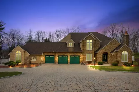 33 Village Gate Dr, Southington, CT 06489
