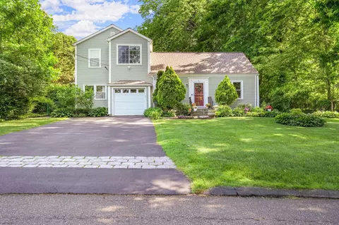 14 Wood Ridge Dr, Stamford, CT 06905