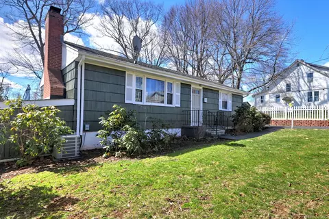 105 Loomis St, Milford, CT 06460