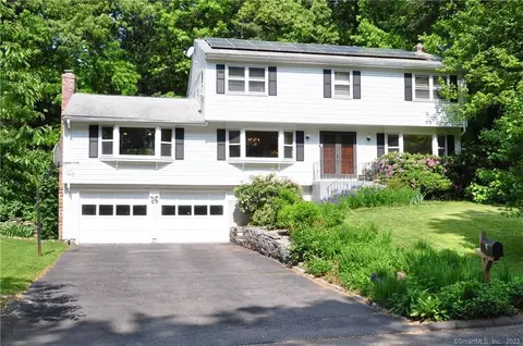 5 Saxton Brook Dr, Simsbury, CT 06070