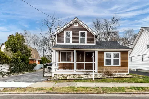 11 Thompson St, Milford, CT 06460
