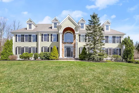 65 Old Tree Farm Ln, Trumbull, CT 06611