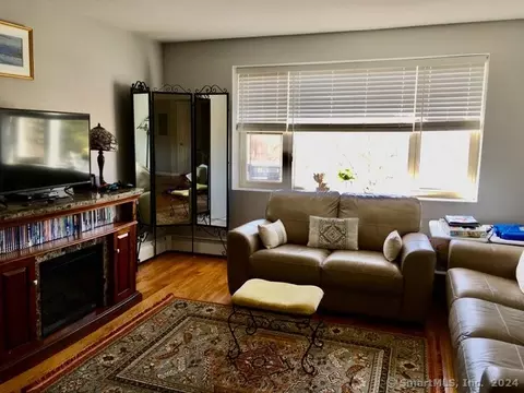 70 Farmington Ave #4R, New London, CT 06320