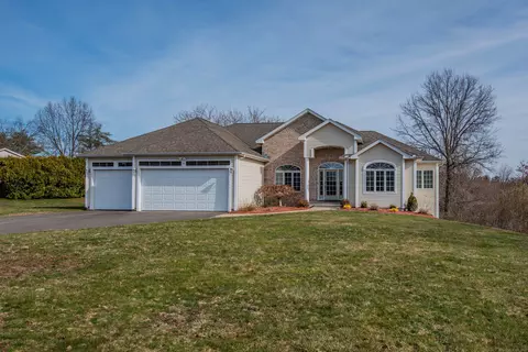 14 Breezy Knoll Dr, Bloomfield, CT 06002