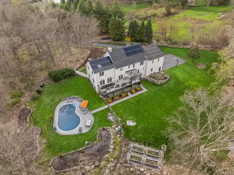 19 Merlins Ln, Newtown, CT 06470