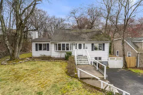 40 Sleepy Hollow Ln, Stamford, CT 06907